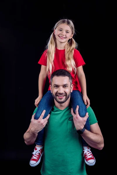 Padre che porta la figlia sulle spalle — Foto stock gratuita