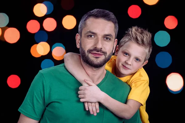 Lächelnder Vater und Sohn — Stockfoto