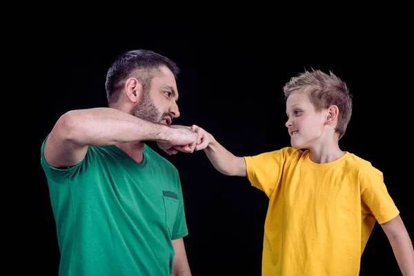 Pai e filho tocando punhos — Fotografia de Stock