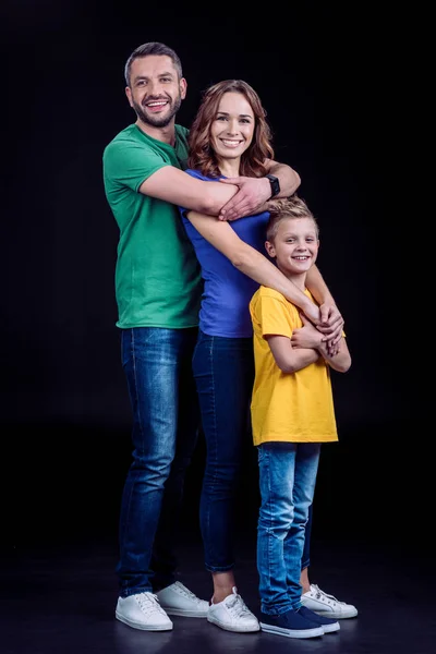 Família sorrindo para a câmera — Fotografia de Stock