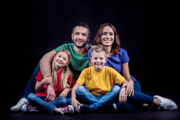 Щаслива сім'я в кольорових футболках — стокове фото