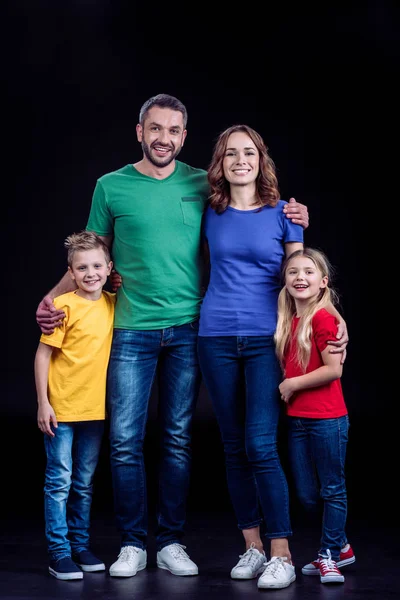 Familia sonriendo a la cámara — Foto de Stock