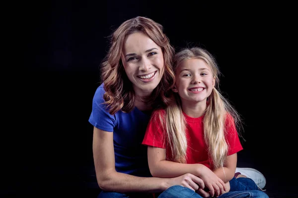 Moeder en dochter glimlachen op camera — Stockfoto