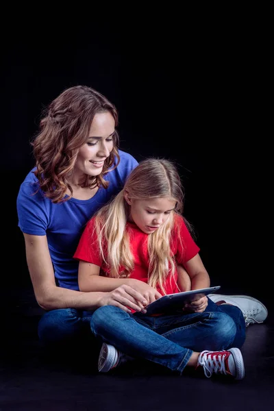 엄마와 딸 디지털 태블릿을 사용 하 여 — 스톡 사진