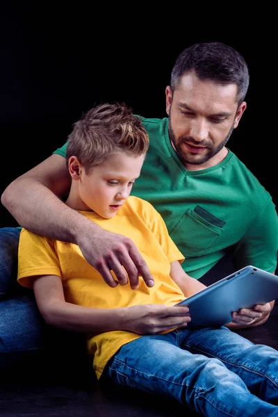 Otec a syn používají digitální tablet — Stock fotografie zdarma