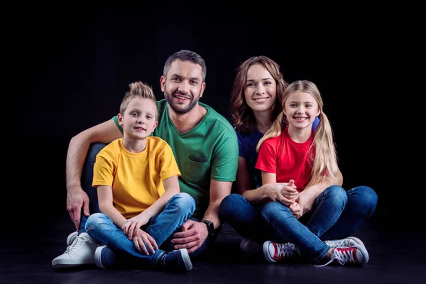 Glückliche Familie beisammen sitzen — Stockfoto