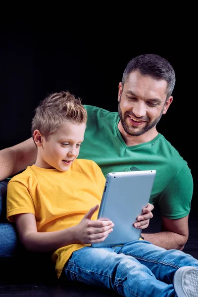 디지털 태블릿을 사용하는 아버지 와아들 — 무료 스톡 포토