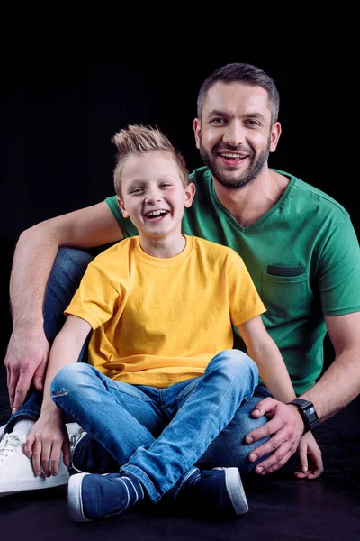 Padre e hijo sonriendo a la cámara — Foto de Stock