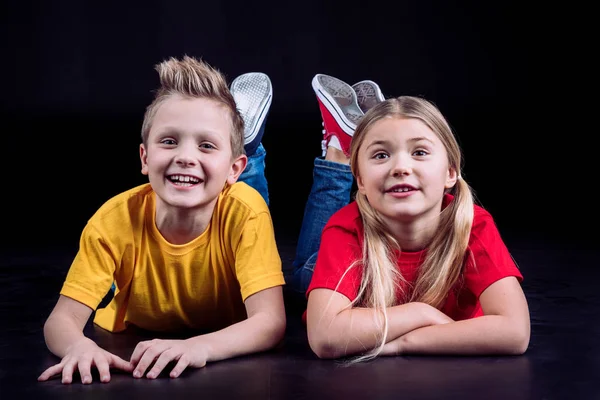 Felices hermanos sonriendo a la cámara — Foto de stock gratis