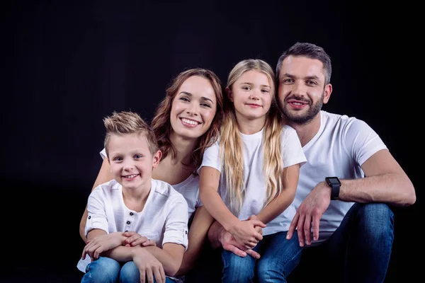 Familia feliz sonriendo a la cámara —  Fotos de Stock