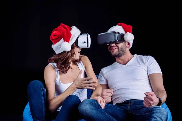 Пара використовує гарнітури віртуальної реальності — стокове фото