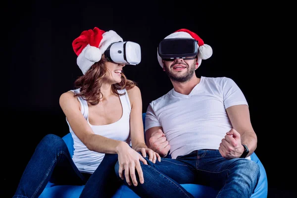 Casal usando fones de ouvido de realidade virtual — Fotografia de Stock Grátis