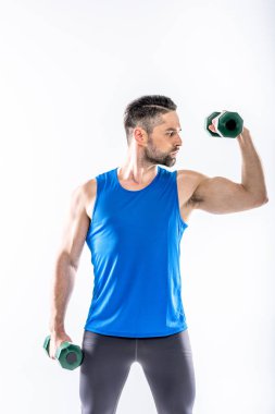 Dambıllarla egzersiz yapan adam. 