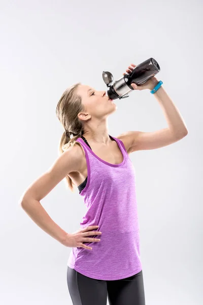 Athletische Frau trinkt Wasser — Stockfoto