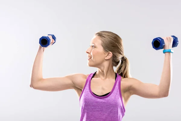 Femme faisant de l'exercice avec haltères — Photo