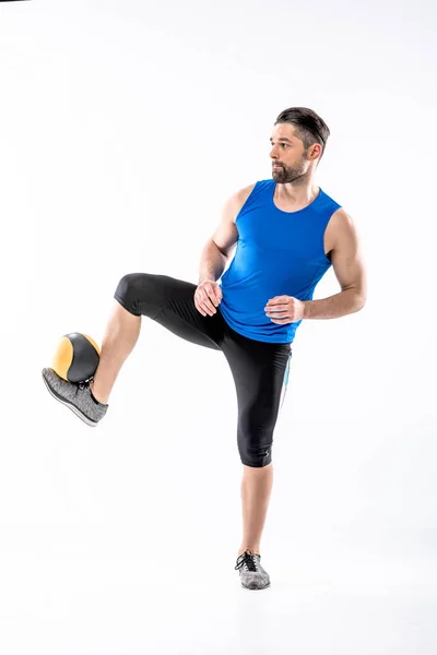 Hombre haciendo ejercicio con pelota — Foto de Stock