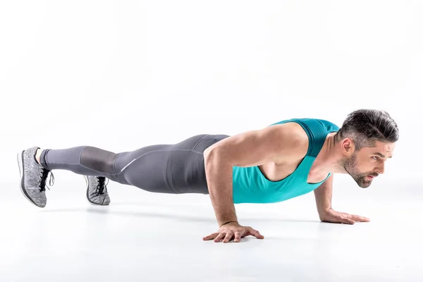 Hombre haciendo ejercicio de tablón — Foto de Stock