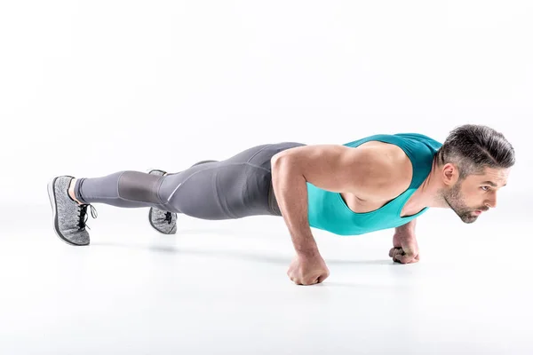 Hombre haciendo ejercicio de tablón — Foto de Stock