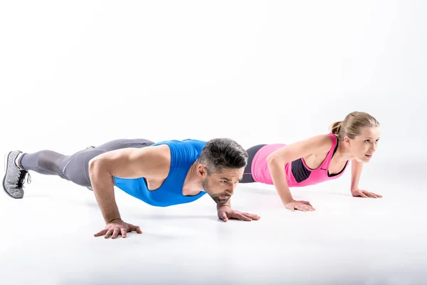 Pareja haciendo flexiones — Foto de Stock