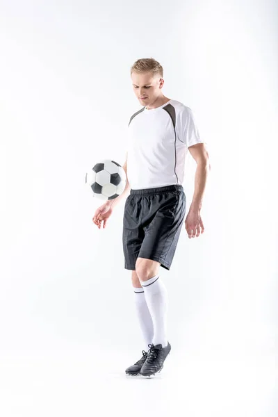 Jugador de fútbol haciendo ejercicio con pelota — Foto de Stock