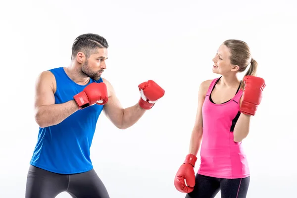 Man och kvinna i boxning handskar — Stockfoto