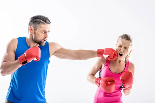 Man och kvinna boxning — Stockfoto