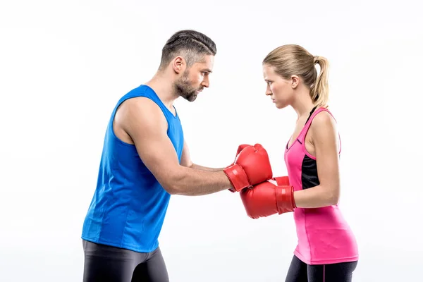Homem e mulher em luvas de boxe — Fotografia de Stock