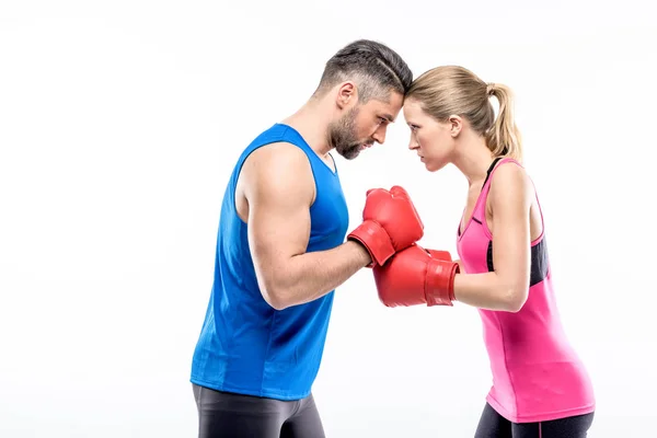 Hombre y mujer en guantes de boxeo — Foto de Stock