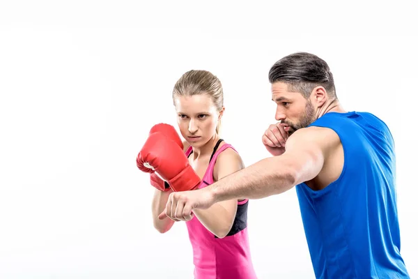 Flicka tränar boxning med tränare — Stockfoto