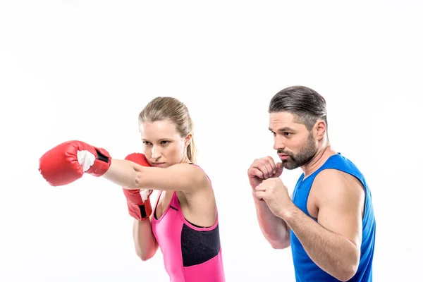 Menina praticando boxe com treinador — Fotografia de Stock