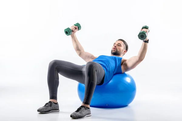 Mann trainiert auf fittem Ball — Stockfoto