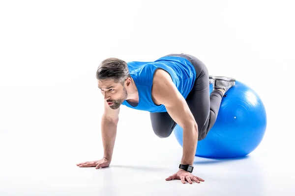 Homem se exercitando na bola em forma — Fotografia de Stock