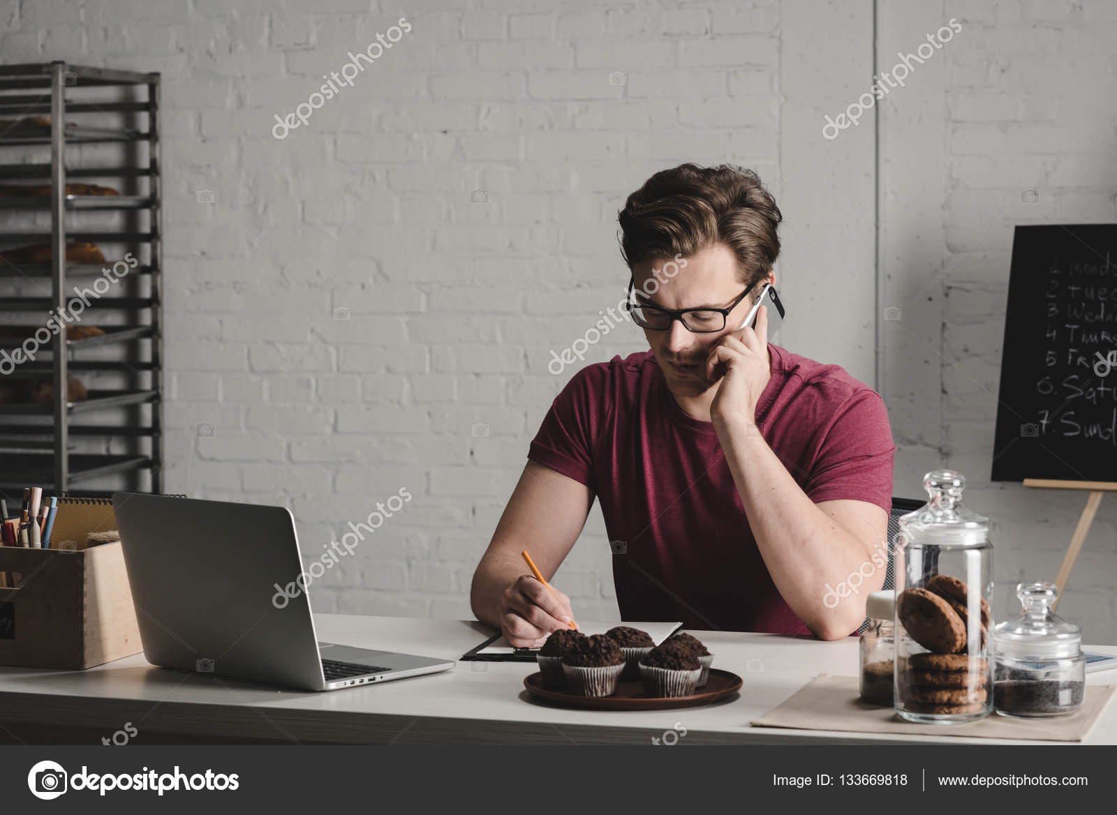 Homme sérieux utilisant un smartphone image libre de droit par