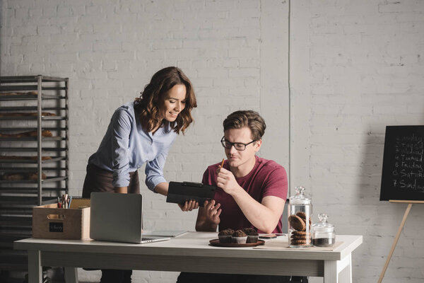 Мужчина и женщина обсуждают заметки
