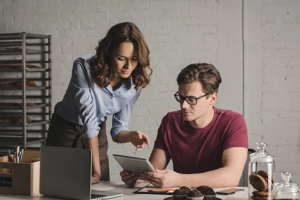 Férfi és nő segítségével a digitális tábla — Stock Fotó