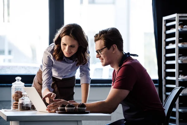 Bakers using laptop — Stock Photo, Image