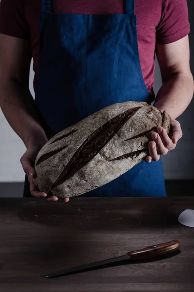 Piekarz chleba gospodarstwa — Zdjęcie stockowe