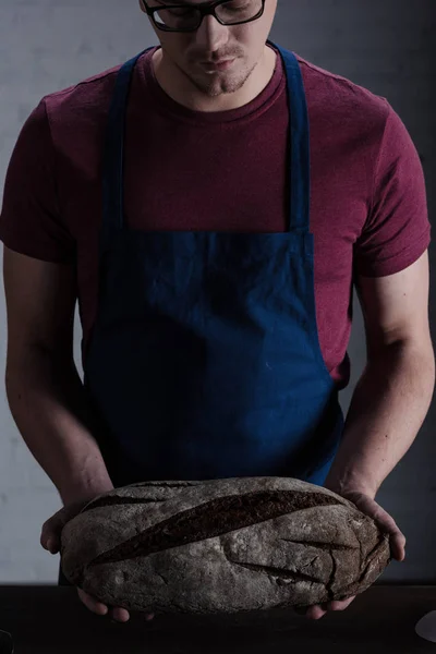 Baker holding ekmek — Ücretsiz Stok Fotoğraf