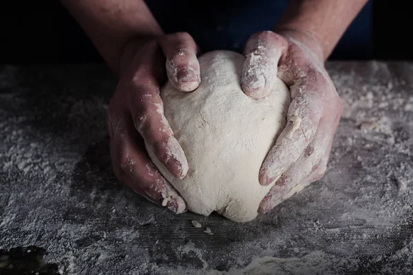 Man holding dough — Stock Photo, Image