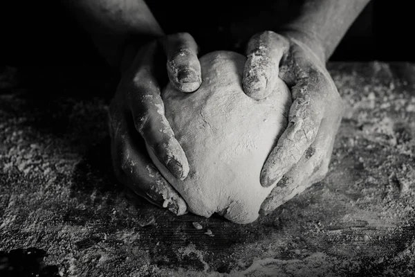 Man holding dough — Stock Photo, Image
