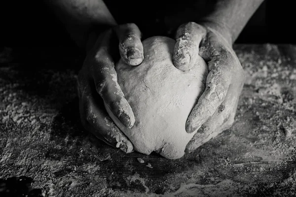 Adam holding hamur — Stok fotoğraf