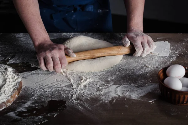 Bäcker rollt Teig — Stockfoto