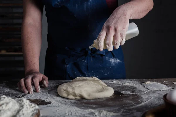 Bäcker bereitet Teig zu — Stockfoto