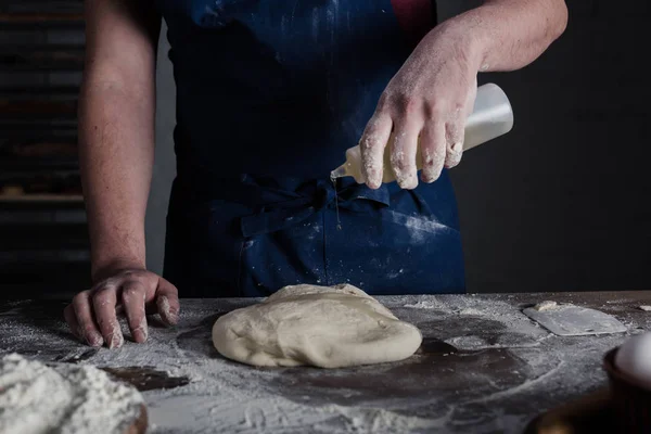 Пекарь готовит тесто Стоковое Фото