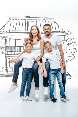 Neşeli aile birlikte ayakta