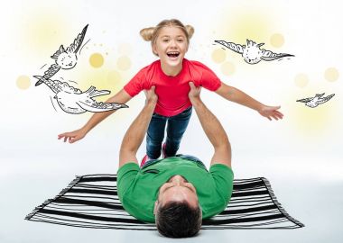 Baba ve kızı birlikte eğleniyorlar.