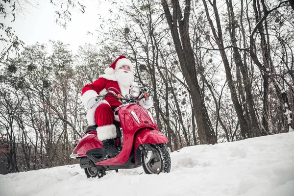Santa Claus montando en scooter - foto de stock