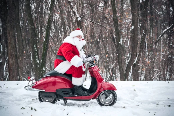 Santa Claus équitation sur scooter — Photo de stock