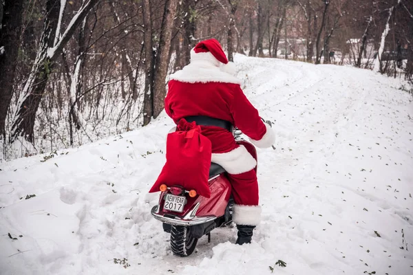 Babbo Natale cavalcando su scooter — Foto stock