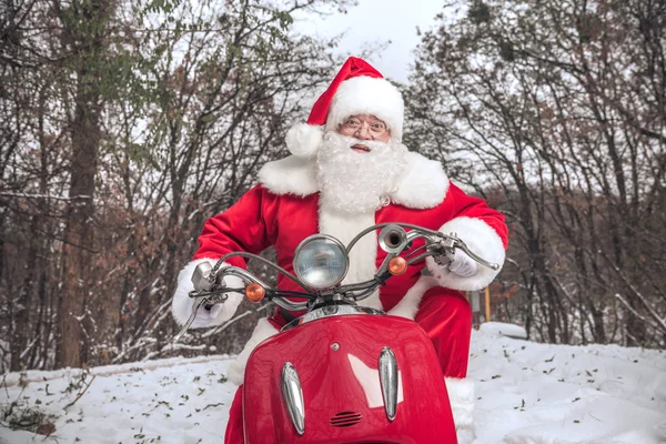 Papai Noel montando em scooter — Fotografia de Stock